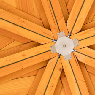 Holzart Lärche – Eine von unten fotografierte Holzdecke aus Lärchenholz.