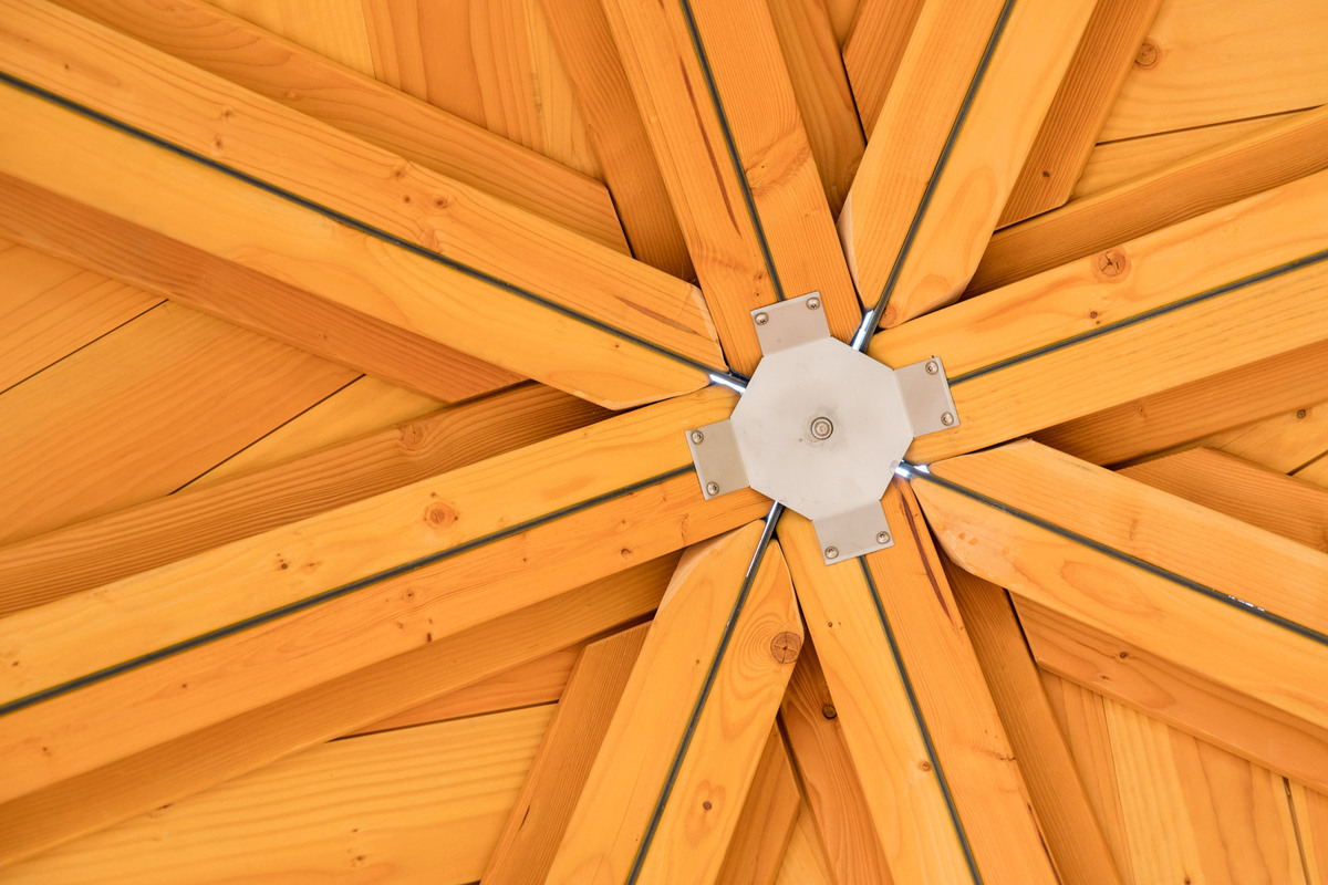 Holzart Lärche – Eine von unten fotografierte Holzdecke aus Lärchenholz.