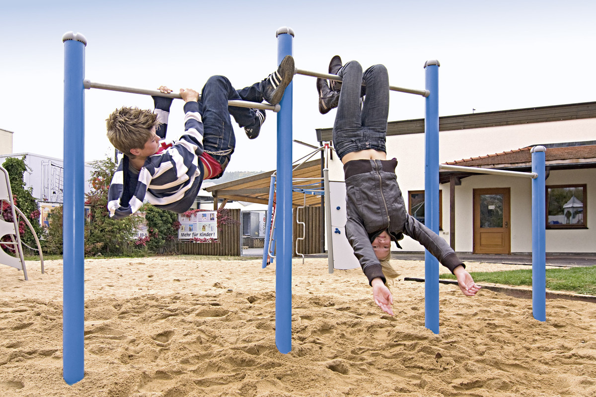 Mut zum Risiko – Die Selbstwahrnehmung bei Kindern fördern – Zwei Jungen klettern an einer Reckstange.