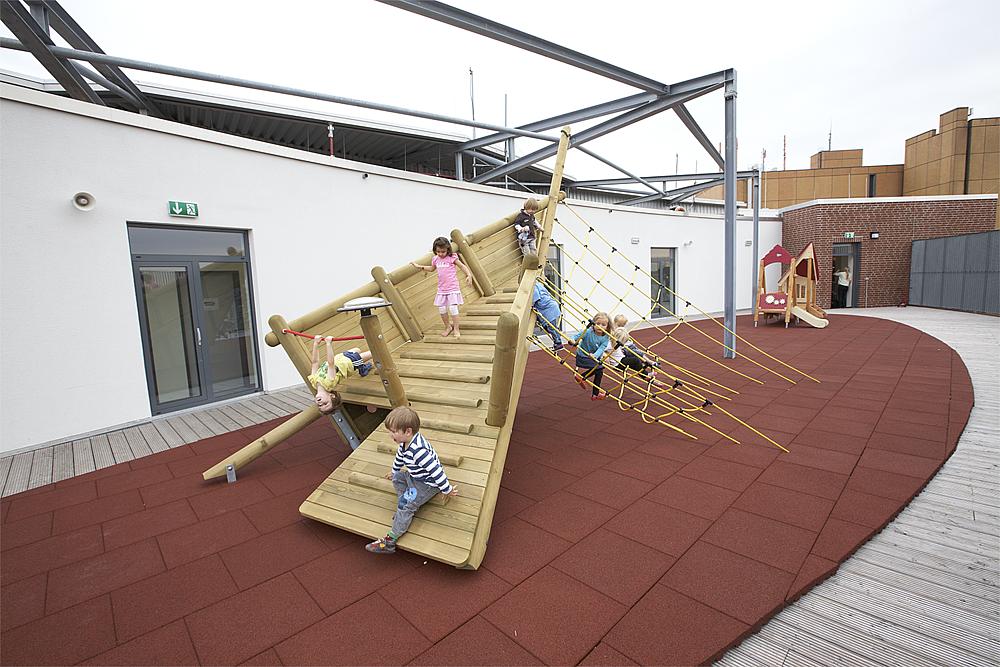 Spielen in der Stadt – Kinder spielen auf einem Dachspielplatz von eibe