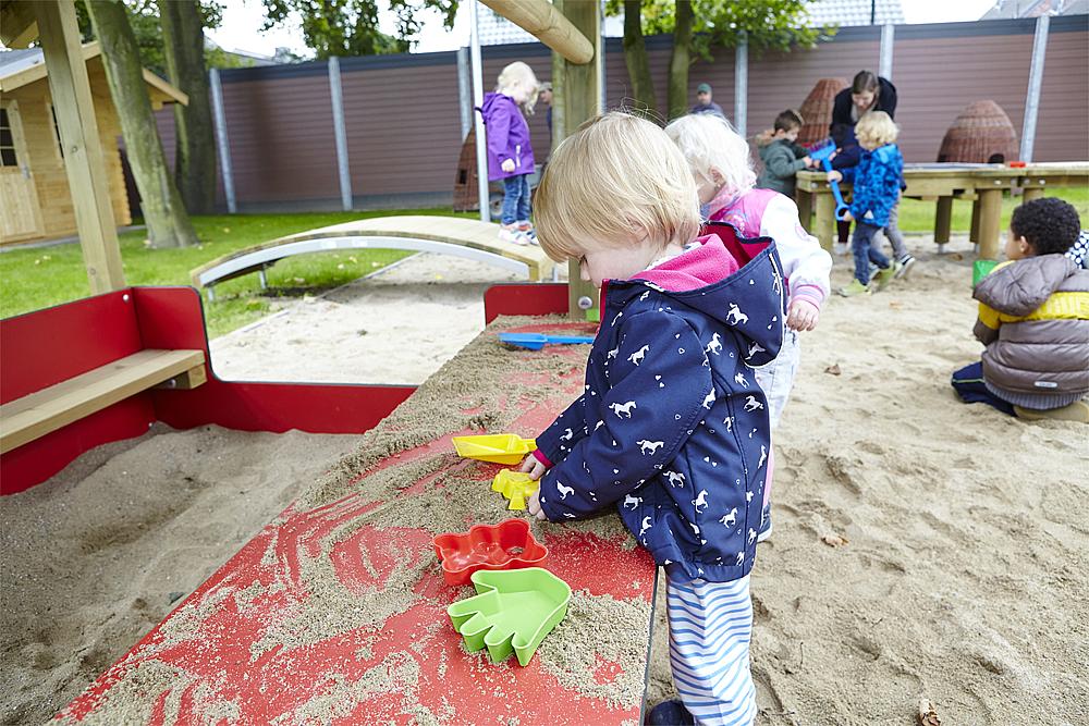 Spielen mit Sand – Beim Spielen mit Sand können Kinder ihrer Kreativität freien Lauf lassen.