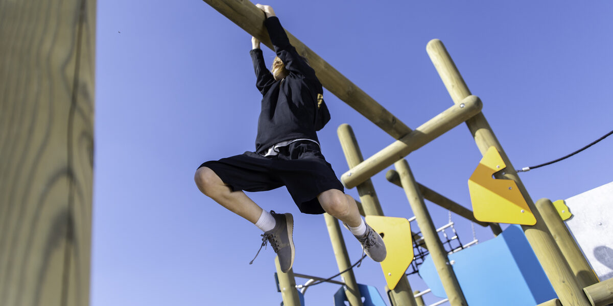 Fitness-Spielplatz – tough trail Spielgeräte von eibe bieten sportliche Herausforderungen für Kinder und Jugendliche