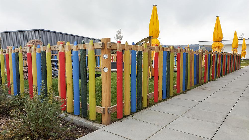 Spielplatzausstattung – Zäune machen den Spielplatz zu einer verkehrssicheren Zone für Kinder