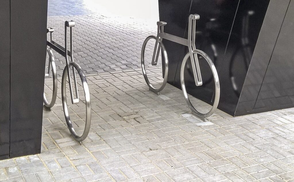 Spielplatzausstattung – Fahrradständer sorgen dafür, dass Fahrräder auf dem Spielplatz gut verstaut sind.