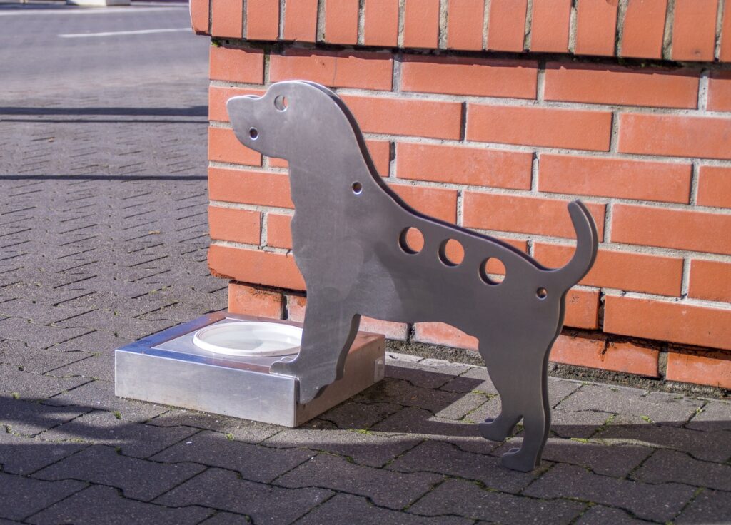 Spielplatzausstattung – auch Hunden kann es in Parks bequem gemacht werden.