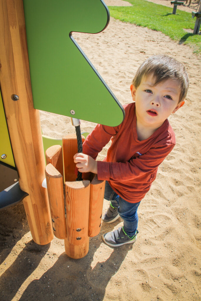 Bewegung für Kleinkinder – Ein Junge beschäftigt sich mit der Spielanlage Ballonfahrt von eibe.