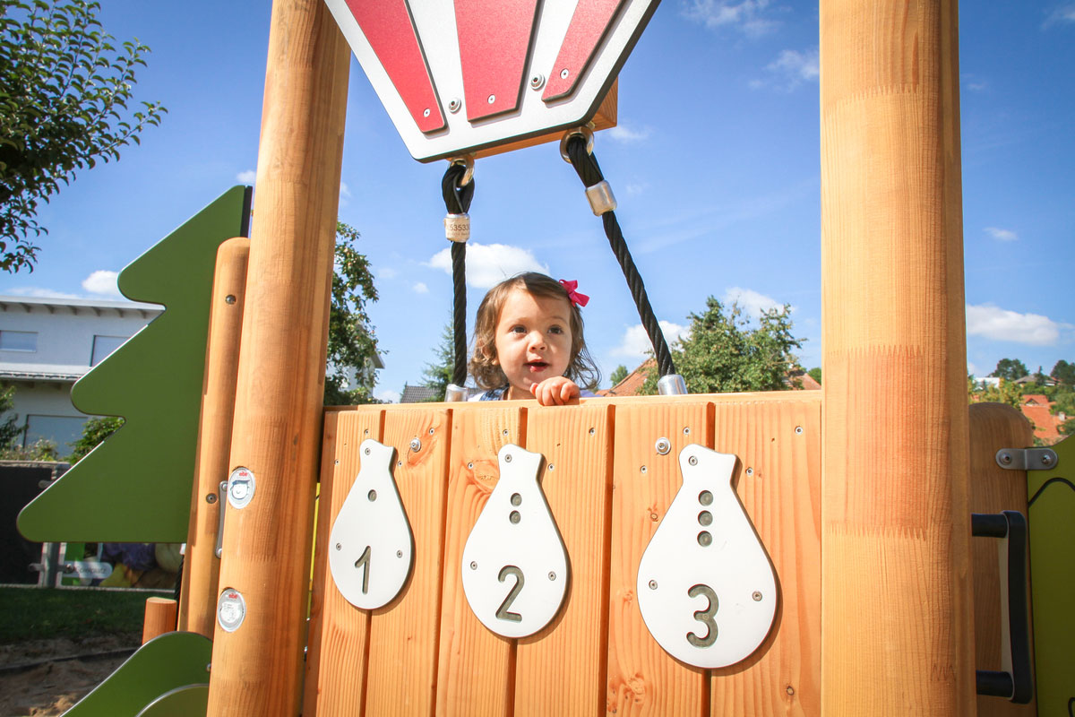 Bewegung für Kleinkinder – Ein kleines Mädchen auf der Spielanlage Heißluftballon von eibe