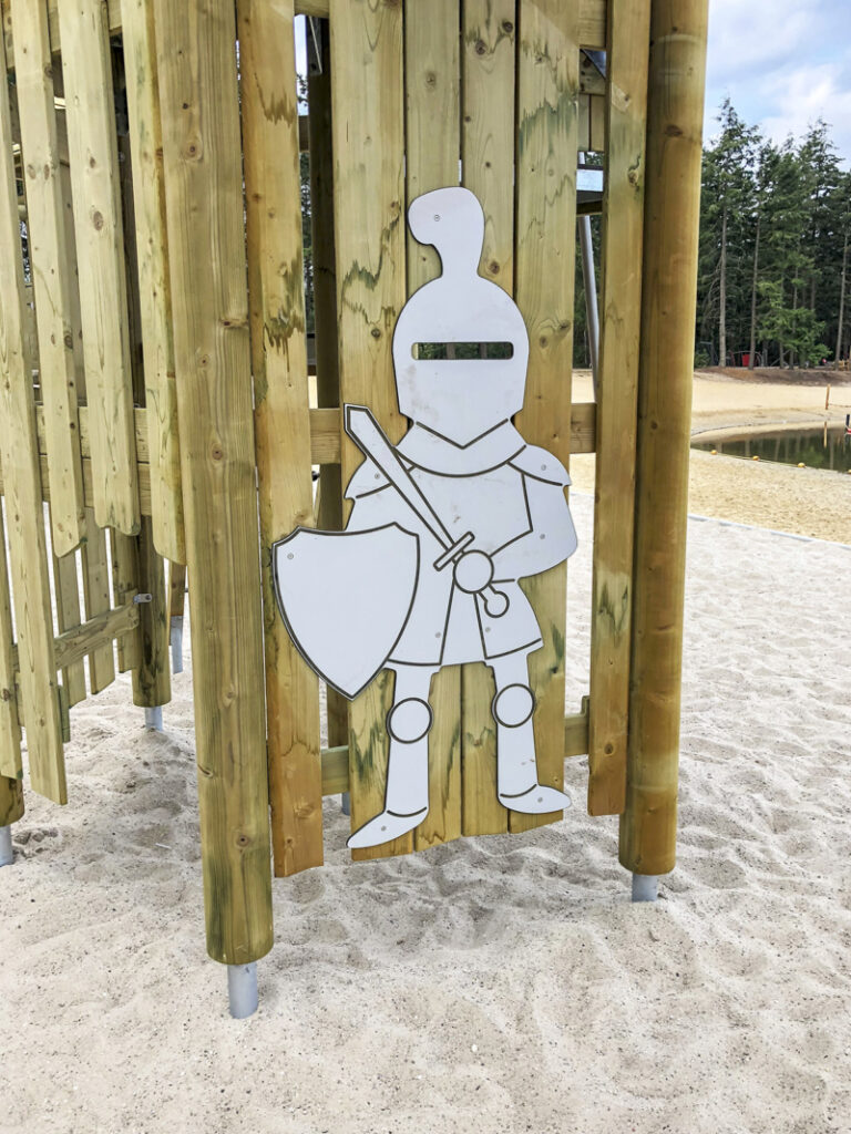 Themenspielplatz – Dekorativer Ritter am Tor einer Burg-Spielanlage von eibe.