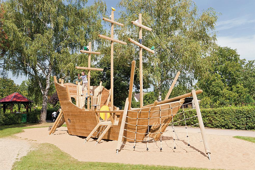 Themenspielplatz – Spielanlage Santa Maria in Form eines großen Schiffes von eibe.