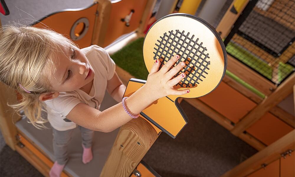 Indoor-Spielplatz bauen – Ein Mädchen auf einer Indoor-Spielanlage.