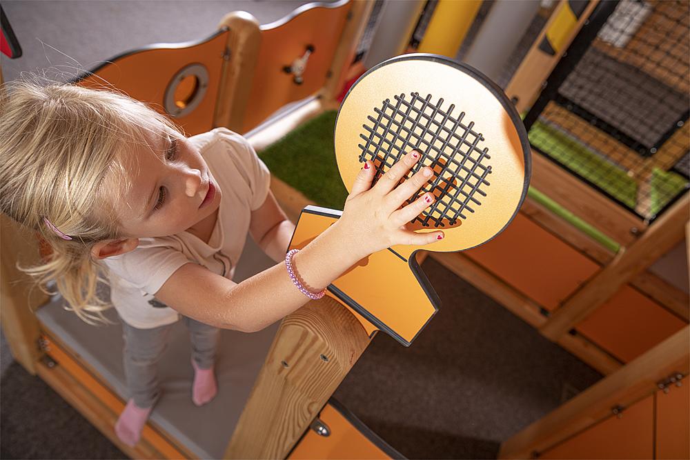 Indoor-Spielplatz bauen – Ein Mädchen auf einer Indoor-Spielanlage.