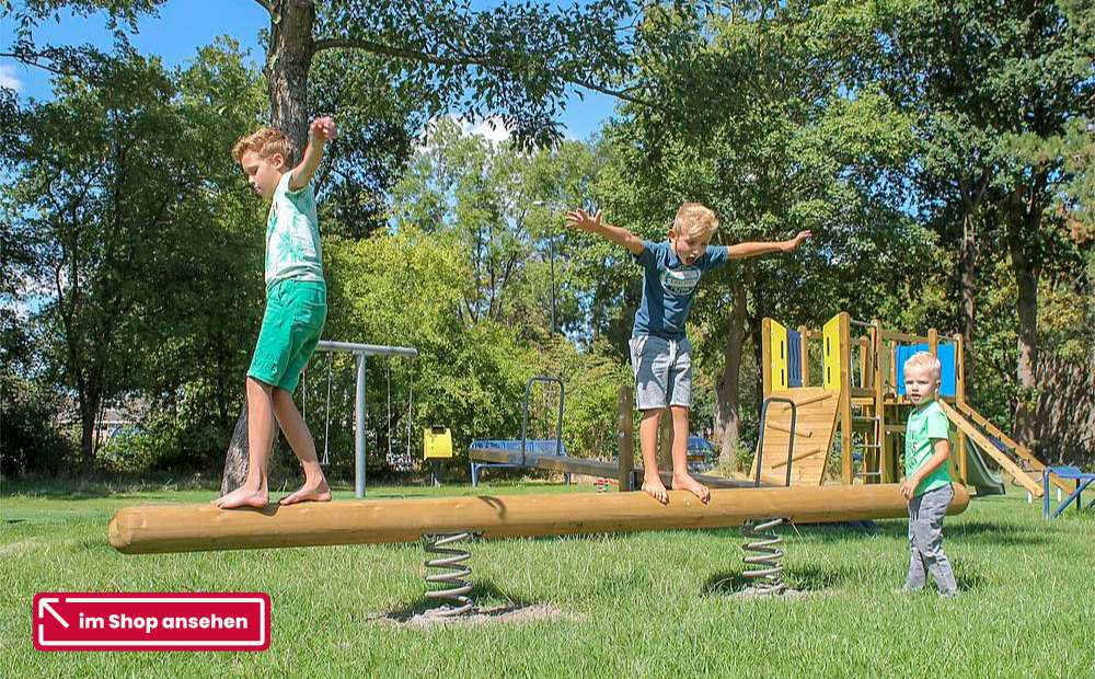 Gleichgewichtsübungen für Kinder – Jungs balancieren über einen Balken im Park.