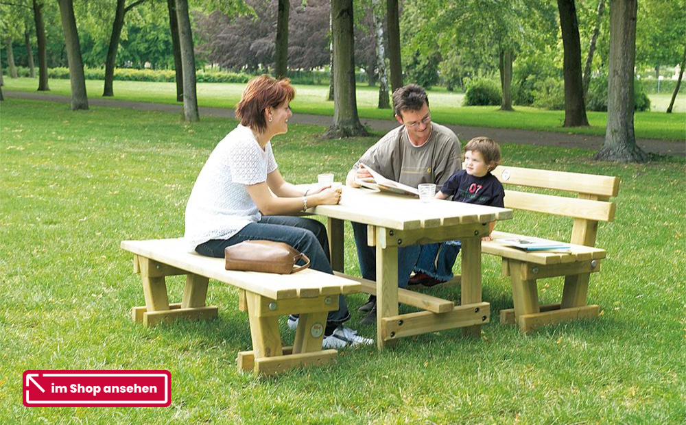 Außenmöbel für Schulen – Eine kleine Familie bestehend aus Mutter, Vater und kleinem Sohn machen eine Rast an einer Sitzgruppe im Freien.