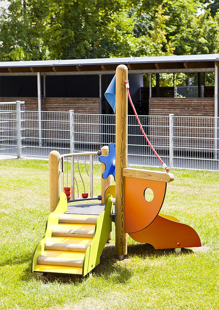 Wahrnehmung fördern – Eine Spielanlage für Kleinkinder in Form eines Boots.
